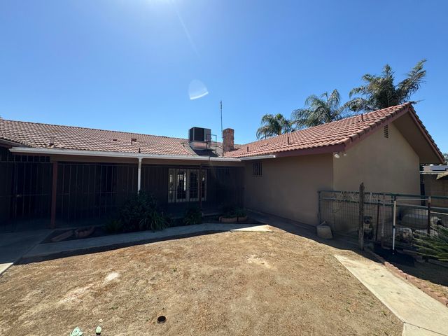 1502 S Lydia Drive, Tulare, CA 93274