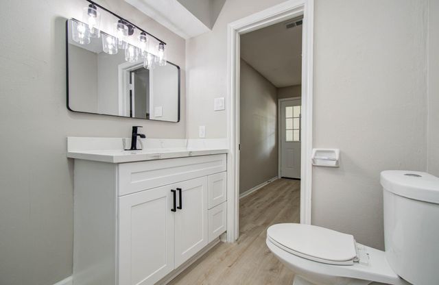 4735 Theall Road, Houston, TX 77066