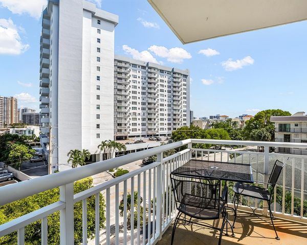 126 Golden Isles Drive 52A, Hallandale Beach, FL 33009