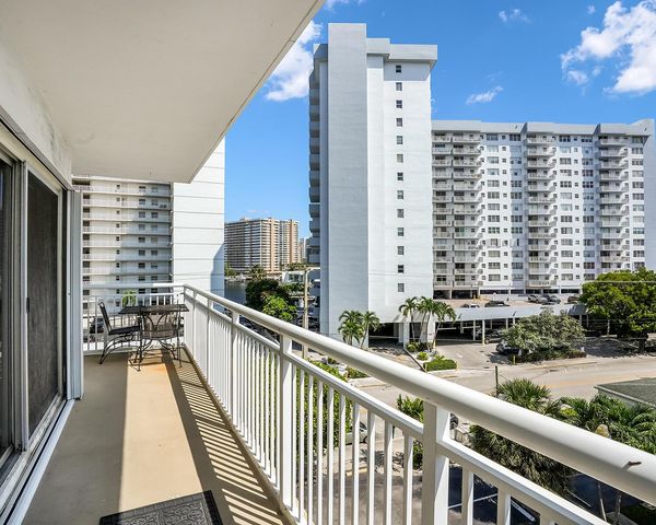 126 Golden Isles Drive 52A, Hallandale Beach, FL 33009