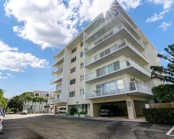 126 Golden Isles Drive 52A, Hallandale Beach, FL 33009