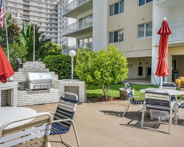 126 Golden Isles Drive 52A, Hallandale Beach, FL 33009