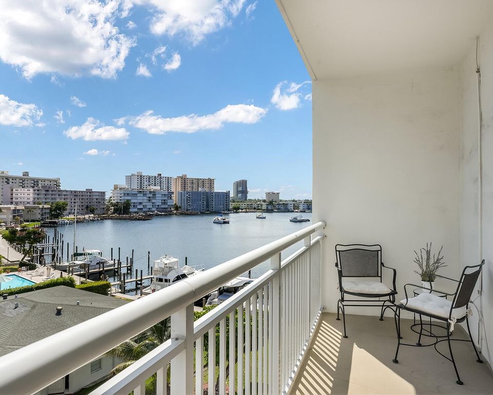 126 Golden Isles Drive 52A, Hallandale Beach, FL 33009