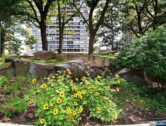 6 Horizon Road 1704, Fort Lee, NJ 07024