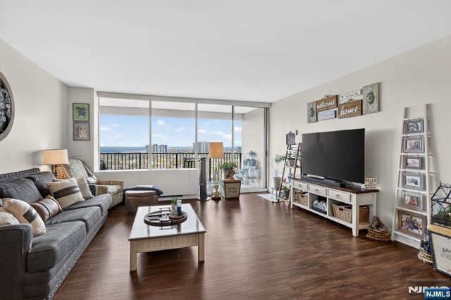 6 Horizon Road 1704, Fort Lee, NJ 07024