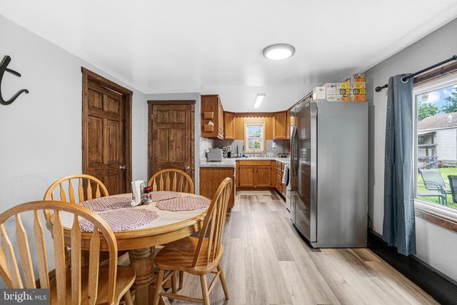 1087 CHESTNUT ST, Douglassville, PA 19518