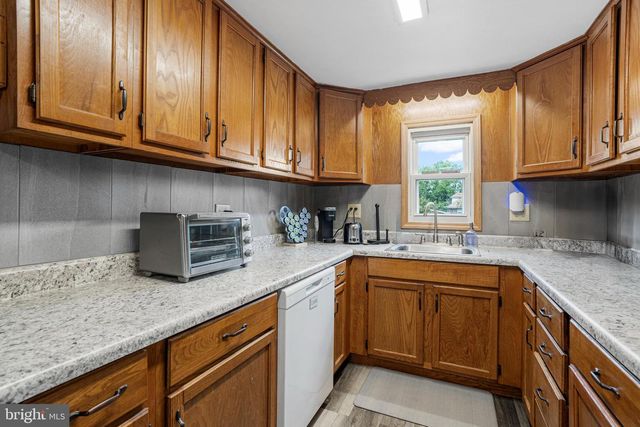 1087 CHESTNUT ST, Douglassville, PA 19518