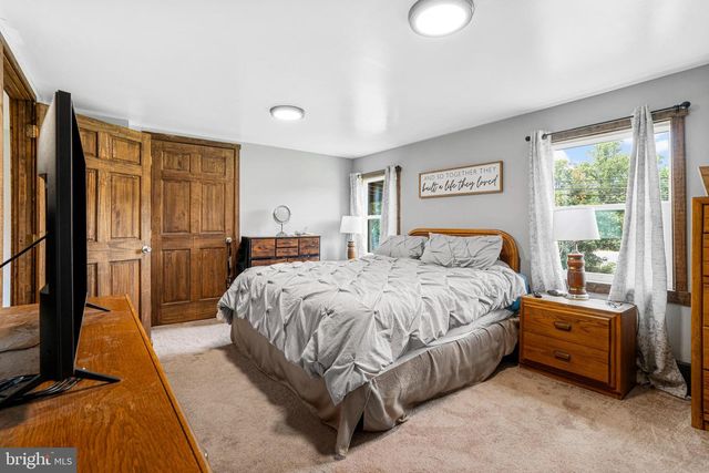 1087 CHESTNUT ST, Douglassville, PA 19518