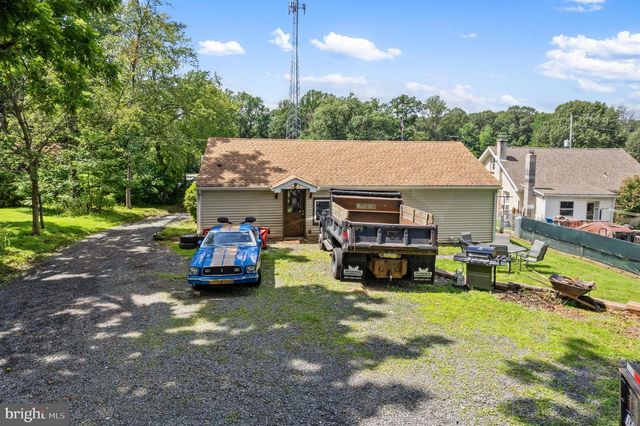 1087 CHESTNUT ST, Douglassville, PA 19518