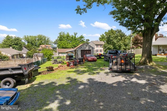 1087 CHESTNUT ST, Douglassville, PA 19518