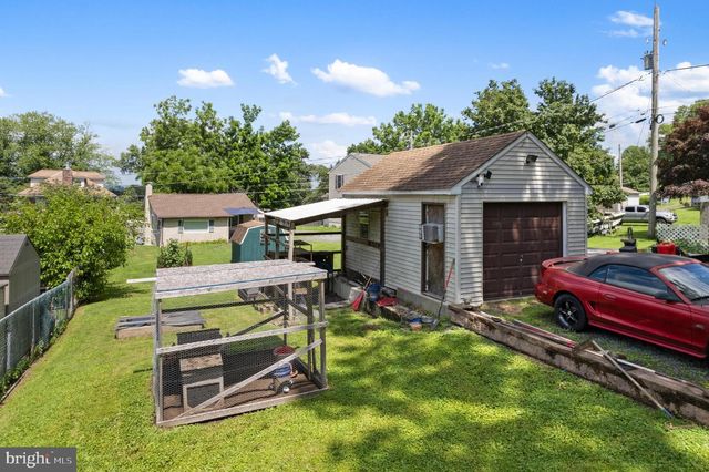 1087 CHESTNUT ST, Douglassville, PA 19518
