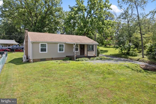 1087 CHESTNUT ST, Douglassville, PA 19518