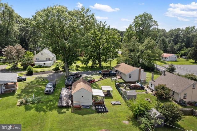 1087 CHESTNUT ST, Douglassville, PA 19518