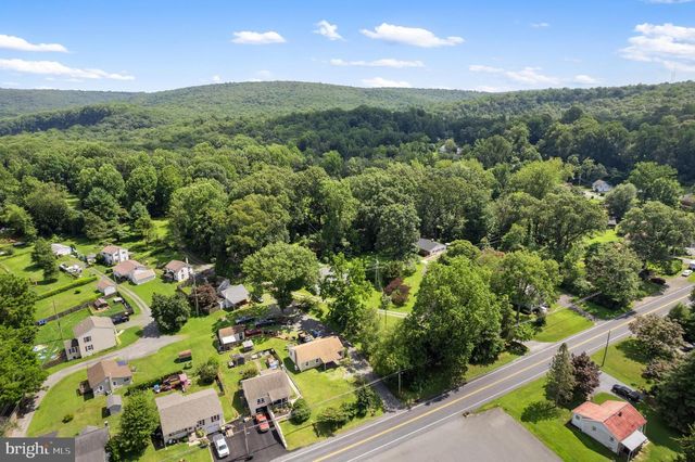 1087 CHESTNUT ST, Douglassville, PA 19518