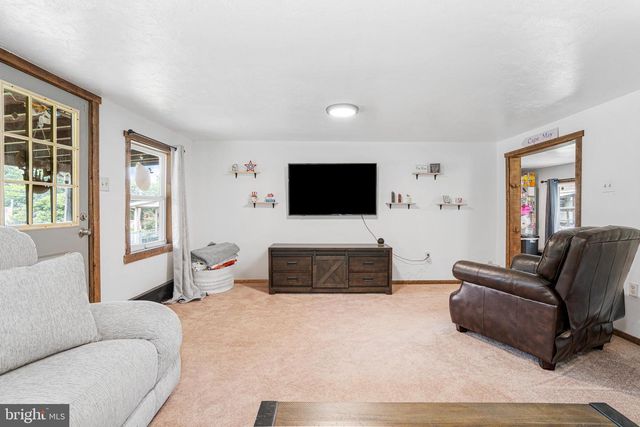 1087 CHESTNUT ST, Douglassville, PA 19518