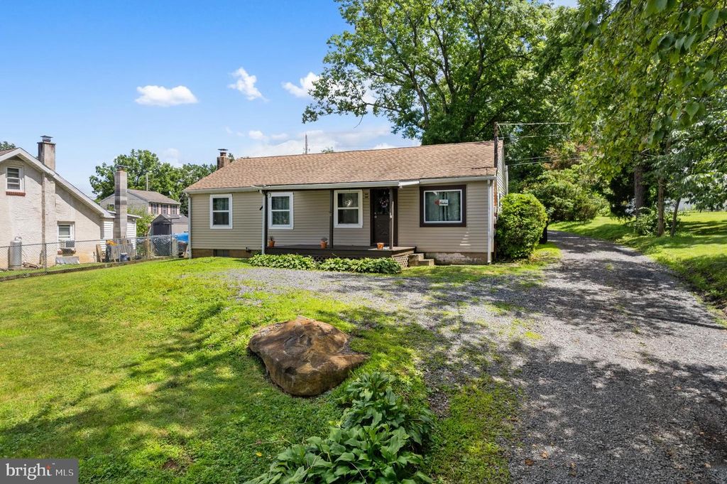 1087 CHESTNUT ST, Douglassville, PA 19518