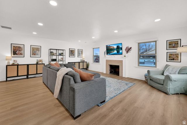 696 S LOCUST AVE, Pleasant Grove, UT 84062