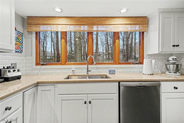 13285 S Partridge Drive, Valley View, OH 44125