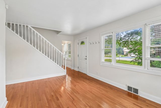 4811 Roslyn Road, Downers Grove, IL 60515