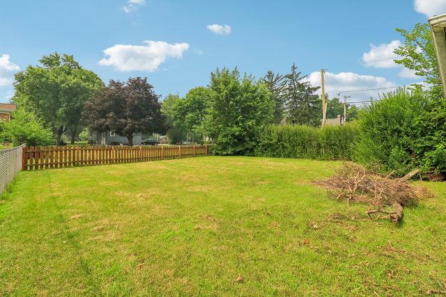 4811 Roslyn Road, Downers Grove, IL 60515