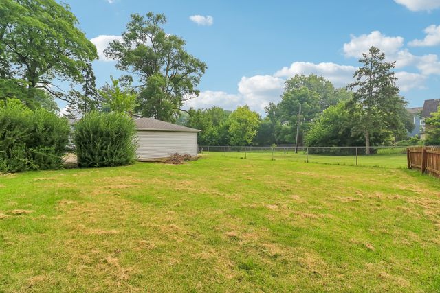 4811 Roslyn Road, Downers Grove, IL 60515