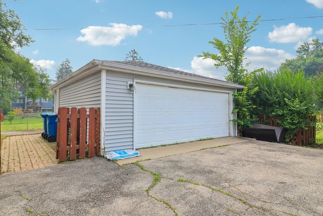 4811 Roslyn Road, Downers Grove, IL 60515