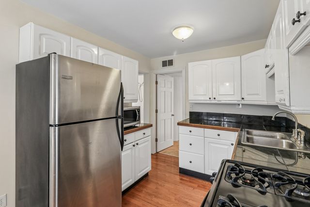 4811 Roslyn Road, Downers Grove, IL 60515