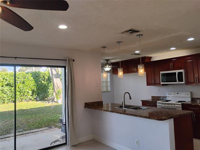 3639 NW 6th St 3639, Deerfield Beach, FL 33442