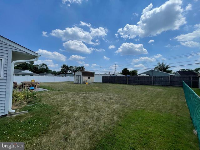 3 LILAC LN, Levittown, PA 19054