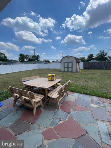 3 LILAC LN, Levittown, PA 19054