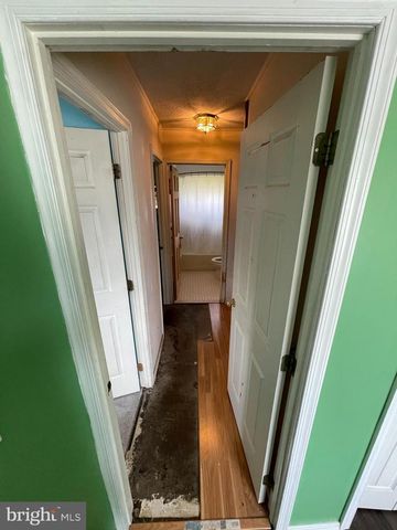 3 LILAC LN, Levittown, PA 19054