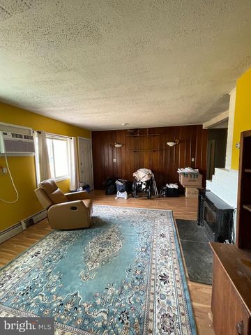 3 LILAC LN, Levittown, PA 19054