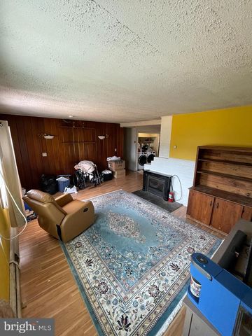 3 LILAC LN, Levittown, PA 19054