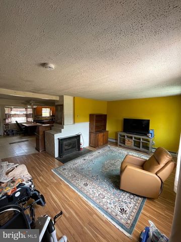 3 LILAC LN, Levittown, PA 19054