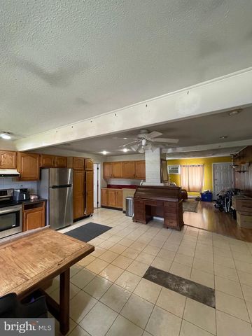 3 LILAC LN, Levittown, PA 19054