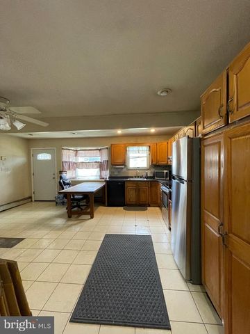 3 LILAC LN, Levittown, PA 19054