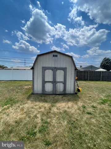 3 LILAC LN, Levittown, PA 19054