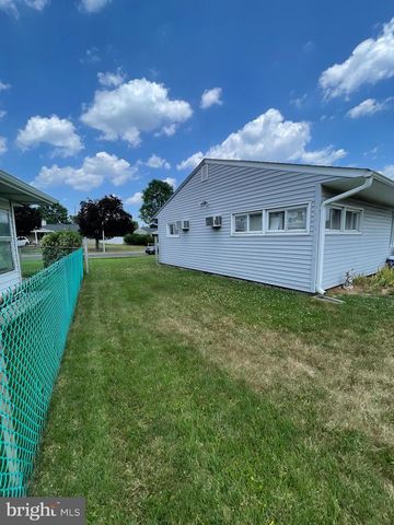 3 LILAC LN, Levittown, PA 19054