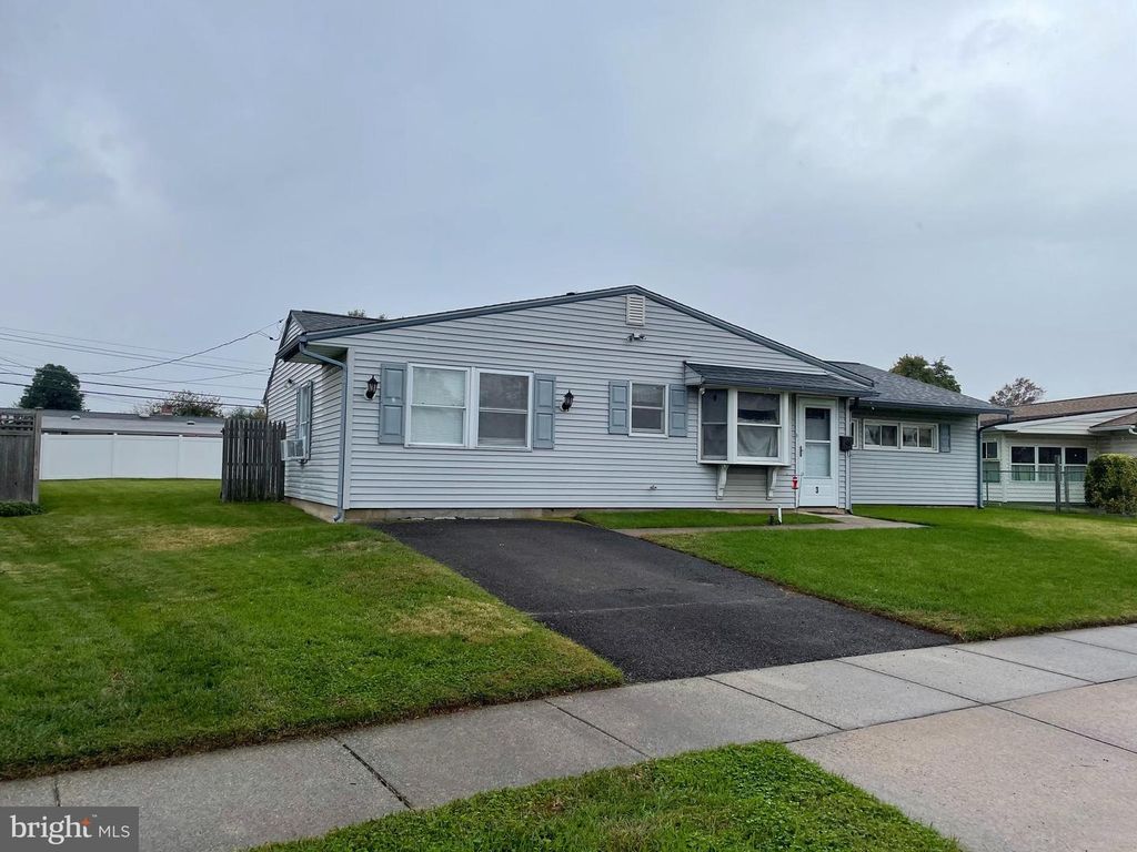 3 LILAC LN, Levittown, PA 19054