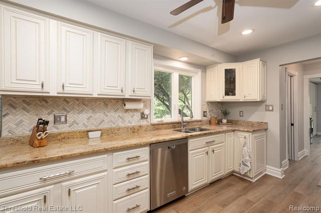 29090 Kendallwood Drive, Farmington, MI 48334