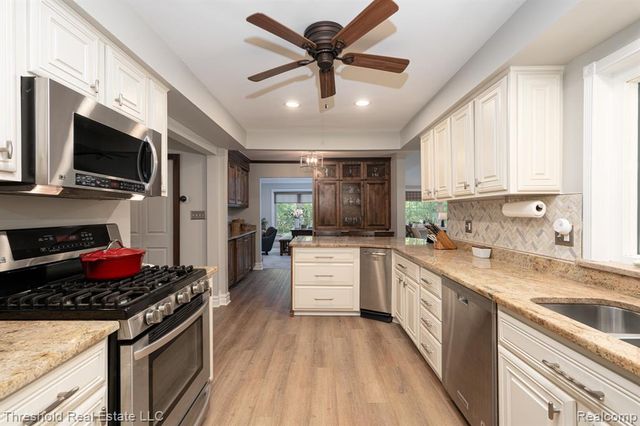 29090 Kendallwood Drive, Farmington, MI 48334
