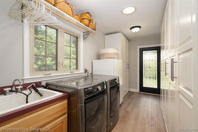 29090 Kendallwood Drive, Farmington, MI 48334