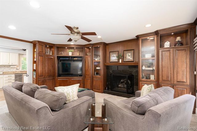 29090 Kendallwood Drive, Farmington, MI 48334