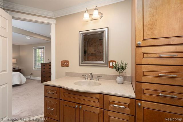 29090 Kendallwood Drive, Farmington, MI 48334