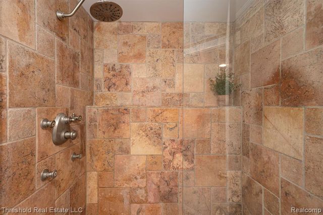 29090 Kendallwood Drive, Farmington, MI 48334