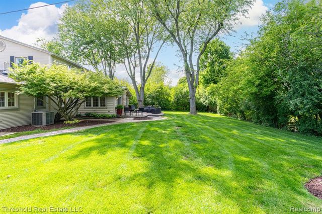 29090 Kendallwood Drive, Farmington, MI 48334