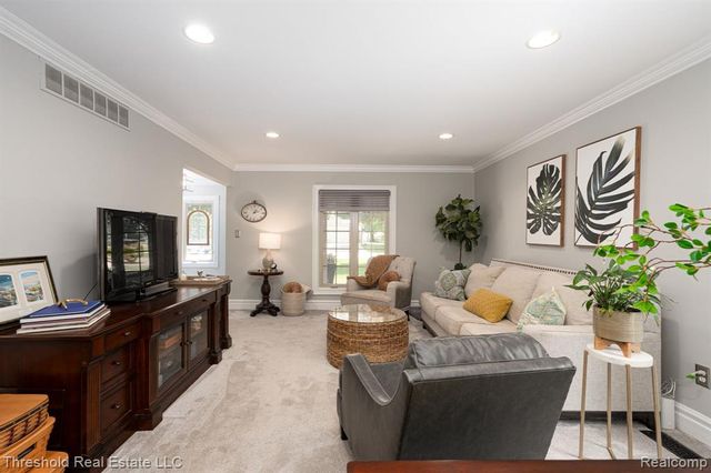 29090 Kendallwood Drive, Farmington, MI 48334
