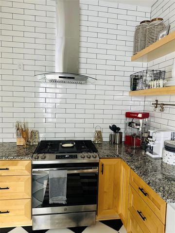 2621 Ave K B, Galveston, TX 77550