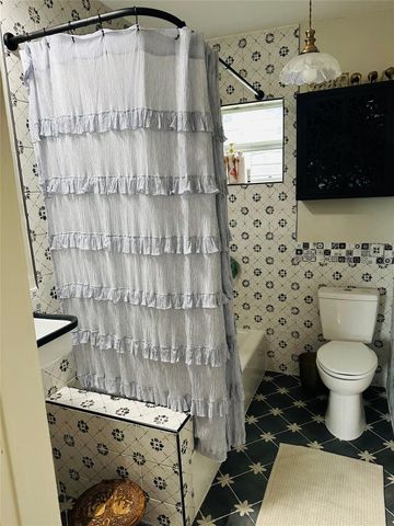 2621 Ave K B, Galveston, TX 77550