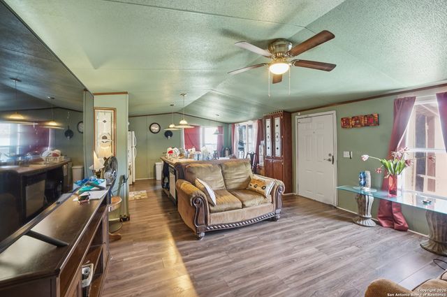 4911 Jim Daniel, Adkins, TX 78101